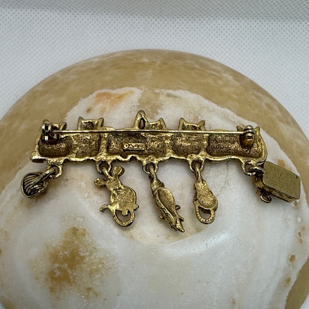 AJC Vintage gold-tone brooch with five cats and dangling charms. - Picture 9 of 12